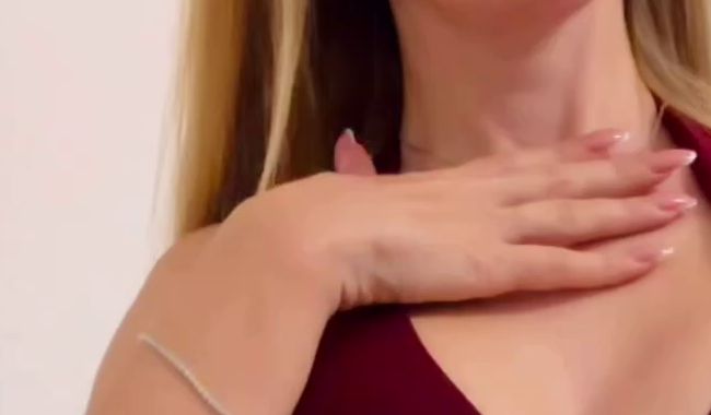 alexandra777 zeigt sich im sexy roten Kleid