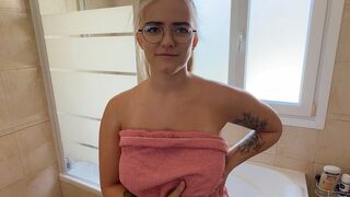 Anna-Travels: Omg! Stiefbruder spannert beim duschen und will reinspritzen