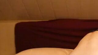 Secret-MiaToy nutzt den größten Vibrator beim Cam Sex