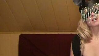 Secret-MiaToy setzt beim Porno Dreh die Maske ab