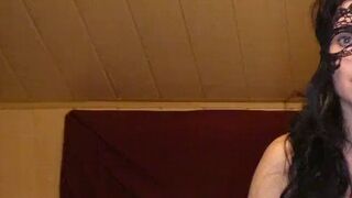 Secret-Mia-Toy zeigt sich zum 1. Mal ohne Maske