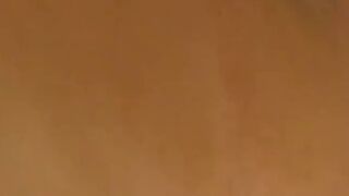 Sexybiene969 nimmt dich mit in die Badewanne