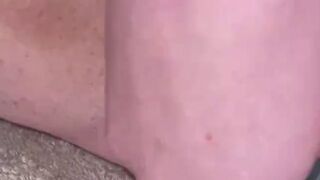 Teeny Fickschlampe bringt sich mit einer Gurke zum Höhepunkt @ Wet-Anal-Queen