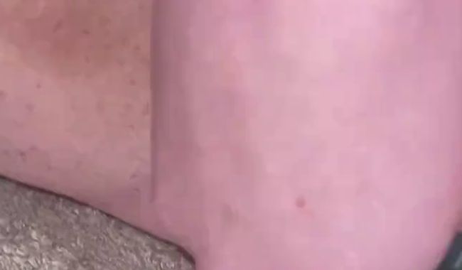 Teeny Fickschlampe bringt sich mit einer Gurke zum Höhepunkt @ Wet-Anal-Queen
