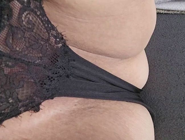 HotPusMH89 massiert sich erstmal die Muschi am Morgen