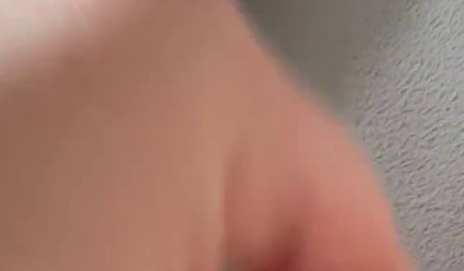 Sunny-198170 amüsiert sich mit dem Dildo