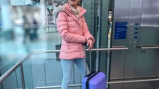 Rotzt du mir auf die Arschfotze bevor mein Flieger geht? (Melly-Bunny-Luder)