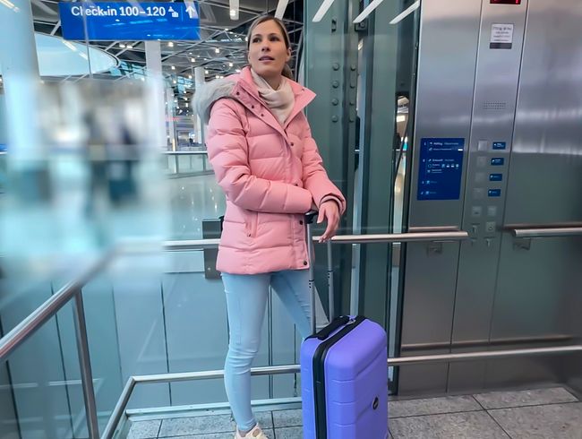Rotzt du mir auf die Arschfotze bevor mein Flieger geht? (Melly-Bunny-Luder)