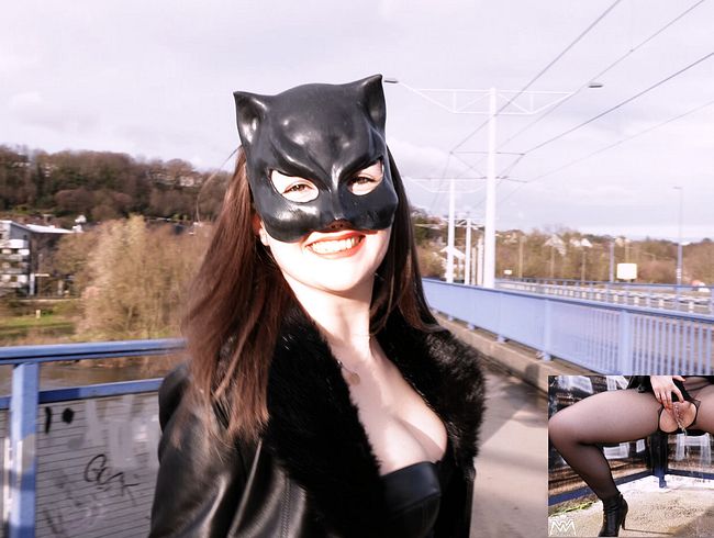 Wet-Wonder lässt ihre Pisse auf der Brücke laufen