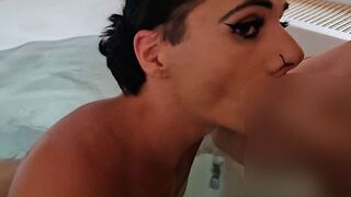 GianinaTS bläst tief im Whirlpool + schlucken