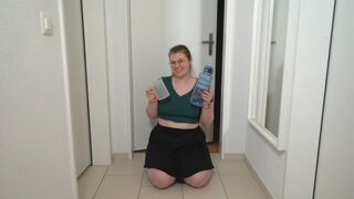Schaffe ich es den ganzen Messbecher voll zu pissen? (Lina Love)