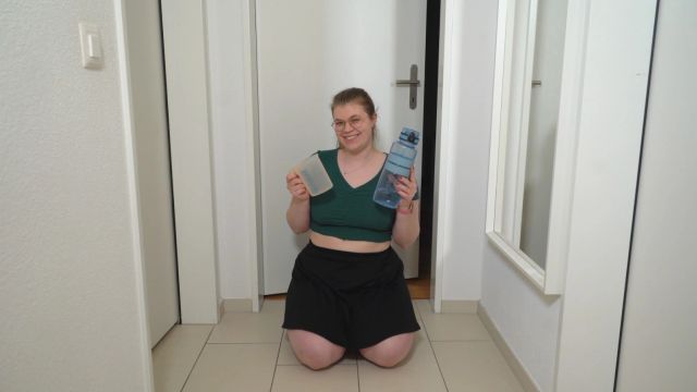 Schaffe ich es den ganzen Messbecher voll zu pissen? (Lina Love)
