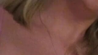 Sexybiene969 öffnet ihren rosa BH