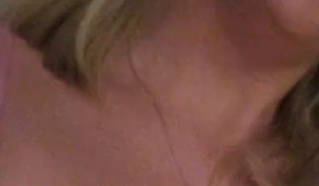 Sexybiene969 öffnet ihren rosa BH