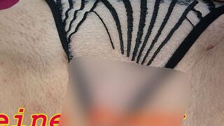 NadjaNeah zeigt ihre Muschi