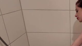 Larissa-TS zeigt ihre Intim Rasur