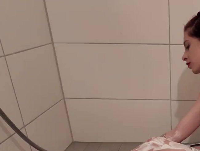 Larissa-TS zeigt ihre Intim Rasur