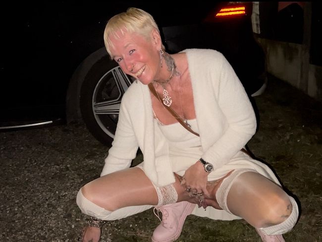 lady-isabell666 muss auf dem Parkplatz dringend pinkeln