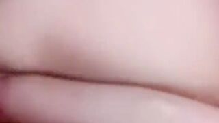 Kitty17 fingert sich die enge Fotze