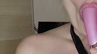 Sexybiene969 - Heiße Spiele mit dem Mund