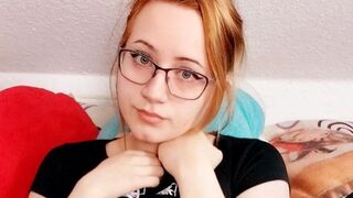 Lulus_versaute_welt fickt sich mit dem Dildo