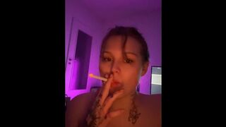 LiaFaust raucht eine Kippe beim Blowjob