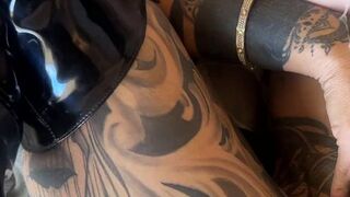 KADA-LOVE lässt sich in Nutten Boots vögeln