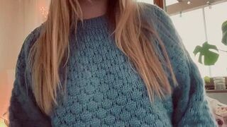 sweetStrawberryJay zeigt ihre blanken Titten