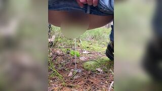 Stella98 lässt ihre Pisse in der Natur laufen