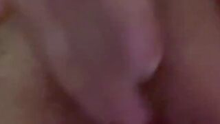 hotgirl 932735 zeigt ihre feuchte Möse