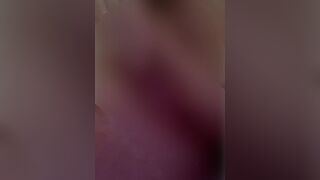 hotgirl 932735 zeigt ihre feuchte Möse