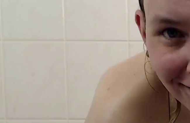 Samanthas Welt pinkelt einfach in die Badewanne