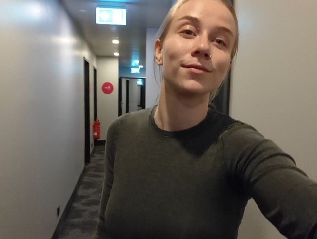 SirenaSweet wird im Hotel entjungfert