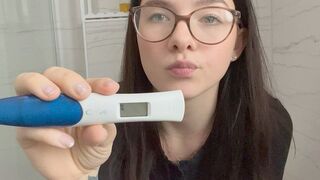 Roxi black pullert auf den Schwangerschaftstest