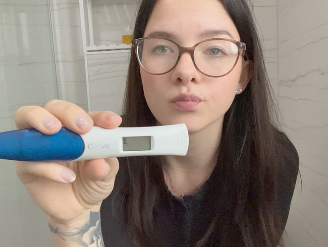 Roxi black pullert auf den Schwangerschaftstest