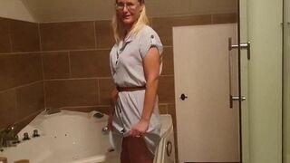 blondehexe muss dringend pinkeln