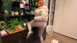 Sexy-Rachel weiht ihre neue Kommode mit einem Fick ein