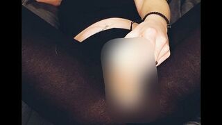 Prinzipessa93 fickt sich mit dem Dildo in Leggings