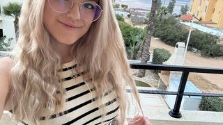 Anna Travels genießt ihren nassen Fotzen Orgasmus
