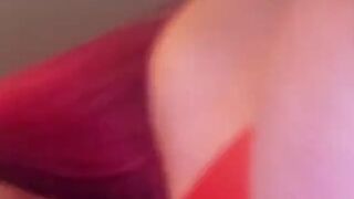 RedCatUgly zeigt ihre dicken Brüste in Latex