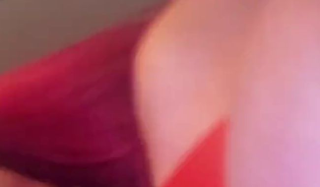 RedCatUgly zeigt ihre dicken Brüste in Latex