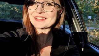 Tiny Emily lässt sich blank auf dem Parkplatz bumsen