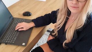 (blondes-teen-girl) Chef benutzt mich als Büroschlampe... lässt er auch die Kunden ran?