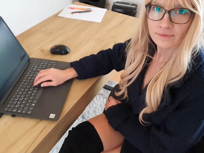 (blondes-teen-girl) Chef benutzt mich als Büroschlampe... lässt er auch die Kunden ran?