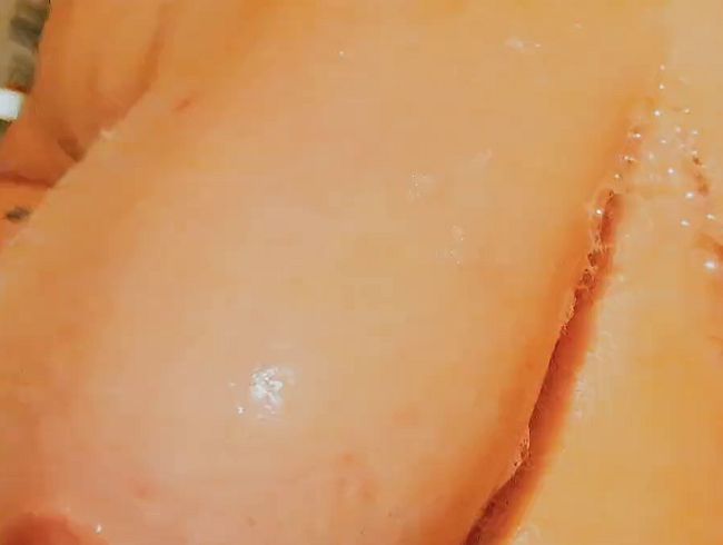 Holy Molly - Große Brüste unter der Dusche einölen