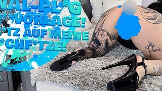 Queen Paris zeigt ihre gefüllte Arschfotze als Wichsvorlage