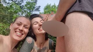 2 Schlampen lutschen seinen Schwanz im Garten (Thea Remmel)