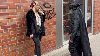 Der Porno Beamte fickt auch an Karneval die Schlampe