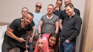 Jenny_Stella pisst bei der Gangbang Orgie